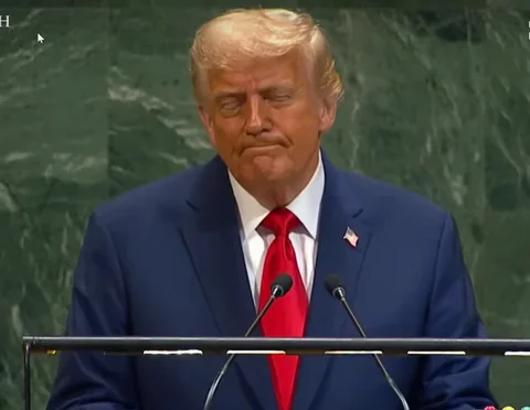 Insiden Tak Terduga, Donald Trump Sampai Gelengkan Kepala