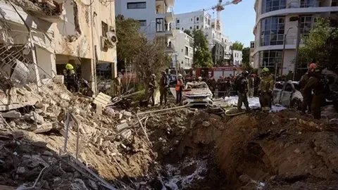 Pasukan keamanan dan penyelamat Israel merespons di lokasi serangan rudal Iran di Tel Aviv, Israel, Selasa (24/03/2026). (AP Photo/Oded Balilty)
