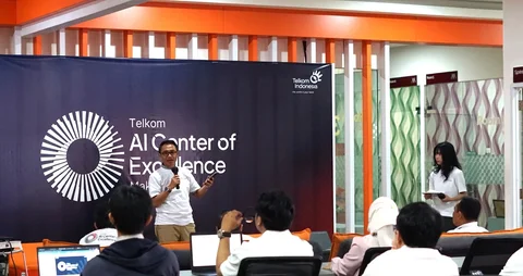 Direktur IT Digital Telkom Faizal Rochmad Djoemadi memberikan sambutan dalam agenda AI Connect Offline Series di AI Center Makassar.