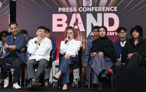 Direktur EMTEK Media Harsiwi Achmad (tengah) bersama musisi Anang Hermansayah, Tantri Kotak  dan musisi lainnya saat konferensi pers program Band Academy di Studio 8 SCTV Tower, Jakarta, Kamis (02/04/2026).