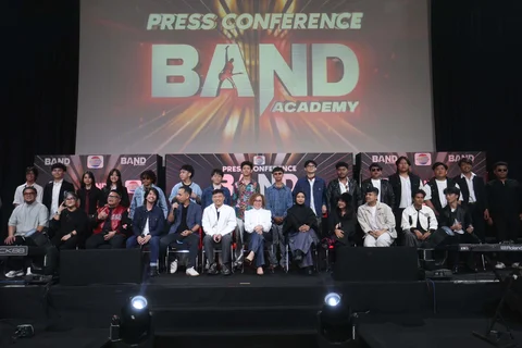 Direktur EMTEK Media Harsiwi Achmad (tengah) bersama musisi Anang Hermansayah, Tantri Kotak  dan musisi lainnya saat konferensi pers program Band Academy di Studio 8 SCTV Tower, Jakarta, Kamis (02/04/2026).
