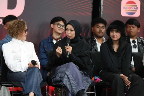 Musisi Tantri Kotak bersama Direktur EMTEK Media Harsiwi Achmad saat konferensi pers program Band Academy di Studio 8 SCTV Tower, Jakarta, Kamis (02/04/2026).