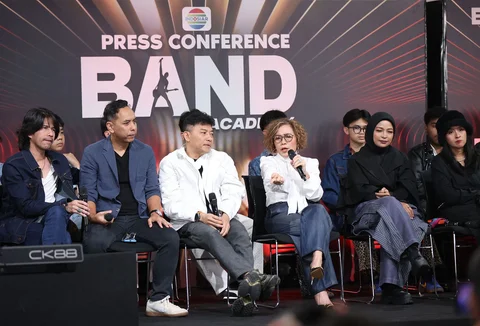 Direktur EMTEK Media Harsiwi Achmad (tengah) bersama musisi Anang Hermansayah  (ketiga kiri).  Tantri Kotak (kedua kanan) dan musisi lainnya saat konferensi pers program Band Academy di Studio 8 SCTV Tower, Jakarta, Kamis (02/04/2026).
