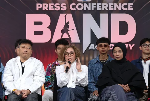Direktur EMTEK Media Harsiwi Achmad (tengah) bersama musisi Anang Hermansayah  .  Tantri Kotak dan musisi lainnya saat konferensi pers program Band Academy di Studio 8 SCTV Tower, Jakarta, Kamis (02/04/2026).