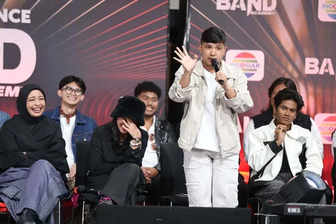 Pembawa acara Jirayut saat konferensi pers program Band Academy di Studio 8 SCTV Tower, Jakarta, Kamis (02/04/2026).