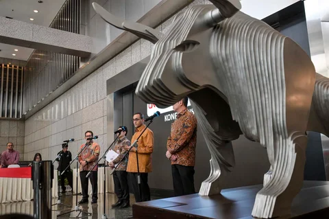 Kepala Eksekutif Pengawas Pasar Modal, Keuangan Derivatif, dan Bursa Karbon OJK Hasan Fawzi menyampaikan keterangan pers terkait Capaian Reformasi Transparansi Pasar Modal Indonesia di Bursa Efek Indonesia, Jakarta, Kamis (02/04/2026).