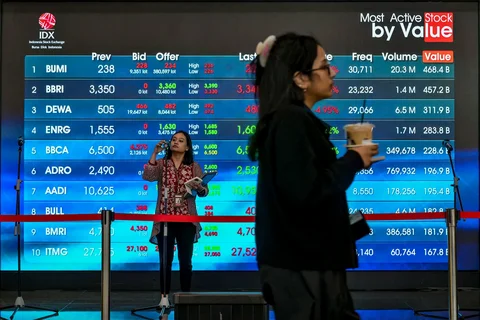 Seorang staf bersiap untuk konferensi pers mengenai reformasi transparansi pasar modal Indonesia di gedung Bursa Efek Indonesia di Jakarta,  Kamis (02/04/2026).
