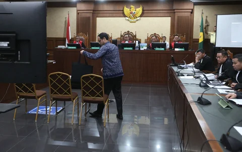Terdakwa kasus dugaan korupsi pengadaan Chromebook dalam program digitalisasi pendidikan di Kemendikbudristek Nadiem Makarim saat menghadiri  sidang lanjutan di Pengadilan Tipikor, Jakarta, Senin (20/04/2026).