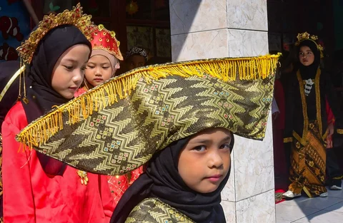 Siswa mengikuti pergelaran busana tradisional saat peringatan Hari Kartini di Taman Kanak-Kanak Hidayatusshibyan, Cinere, Depok, Selasa (21/4/2026).