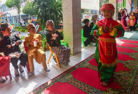 Siswa mengikuti pergelaran busana tradisional saat peringatan Hari Kartini di Taman Kanak-Kanak Hidayatusshibyan, Cinere, Depok, Selasa (21/4/2026).
