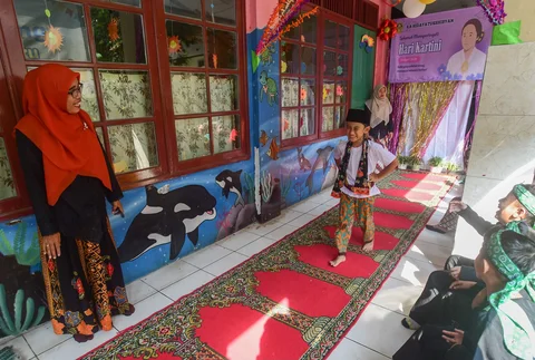 Siswa mengikuti pergelaran busana tradisional saat peringatan Hari Kartini di Taman Kanak-Kanak Hidayatusshibyan, Cinere, Depok, Selasa (21/4/2026).