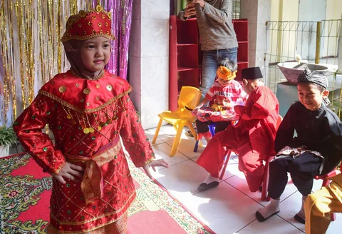 Siswa mengikuti pergelaran busana tradisional saat peringatan Hari Kartini di Taman Kanak-Kanak Hidayatusshibyan, Cinere, Depok, Selasa (21/4/2026).