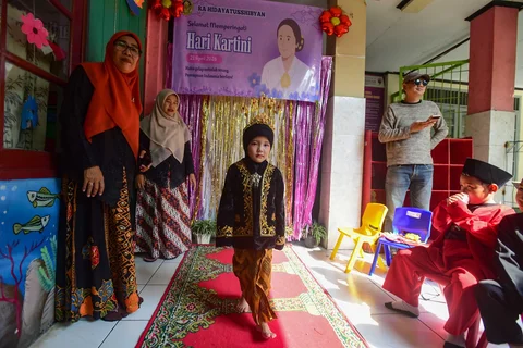 Siswa mengikuti pergelaran busana tradisional saat peringatan Hari Kartini di Taman Kanak-Kanak Hidayatusshibyan, Cinere, Depok, Selasa (21/4/2026).