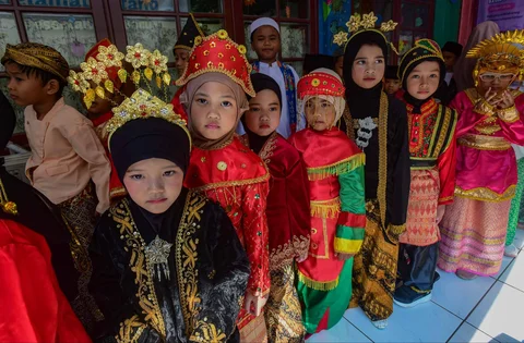 Siswa mengikuti pergelaran busana tradisional saat peringatan Hari Kartini di Taman Kanak-Kanak Hidayatusshibyan, Cinere, Depok, Selasa (21/4/2026).