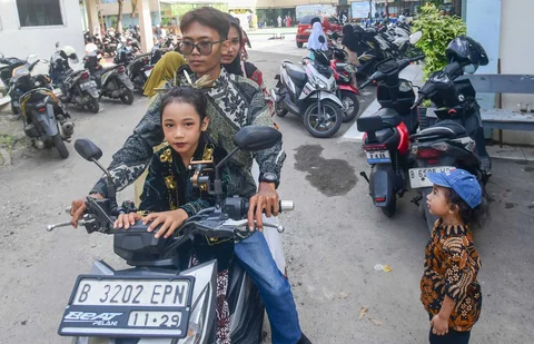 Siswa usai  mengikuti pergelaran busana tradisional saat peringatan Hari Kartini di Taman Kanak-Kanak Hidayatusshibyan, Cinere, Depok, Selasa (21/4/2026).