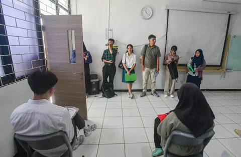 Peserta Ujian Tulis Berbasis Komputer Seleksi Nasional Berdasarkan Tes (UTBK SNBT) menunggu sebelum memasuki ruang ujian computer di Kampus Universitas VeteranJakarta di Limo, Depok, Jawa Barat, Senin (21/04/2026).