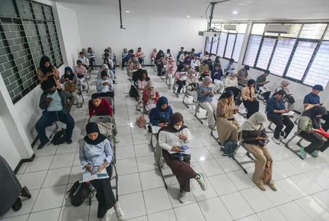 Peserta Ujian Tulis Berbasis Komputer Seleksi Nasional Berdasarkan Tes (UTBK SNBT) menunggu sebelum memasuki ruang ujian computer di Kampus Universitas VeteranJakarta di Limo, Depok, Jawa Barat, Senin (21/04/2026).