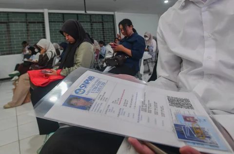 Peserta Ujian Tulis Berbasis Komputer Seleksi Nasional Berdasarkan Tes (UTBK SNBT) menunggu sebelum memasuki ruang ujian computer di Kampus Universitas VeteranJakarta di Limo, Depok, Jawa Barat, Senin (21/04/2026).
