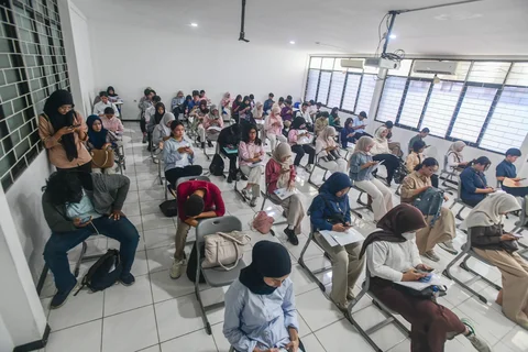 Peserta Ujian Tulis Berbasis Komputer Seleksi Nasional Berdasarkan Tes (UTBK SNBT) menunggu sebelum memasuki ruang ujian computer di Kampus Universitas VeteranJakarta di Limo, Depok, Jawa Barat, Senin (21/04/2026).