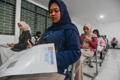 Peserta Ujian Tulis Berbasis Komputer Seleksi Nasional Berdasarkan Tes (UTBK SNBT) menunggu sebelum memasuki ruang ujian computer di Kampus Universitas VeteranJakarta di Limo, Depok, Jawa Barat, Senin (21/04/2026).