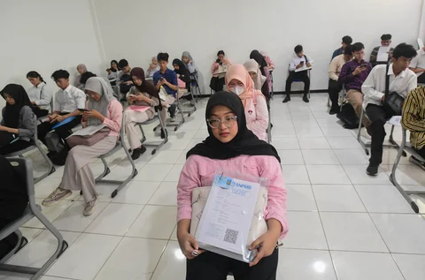 Peserta Ujian Tulis Berbasis Komputer Seleksi Nasional Berdasarkan Tes (UTBK SNBT) menunggu sebelum memasuki ruang ujian computer di Kampus Universitas VeteranJakarta di Limo, Depok, Jawa Barat, Senin (21/04/2026).