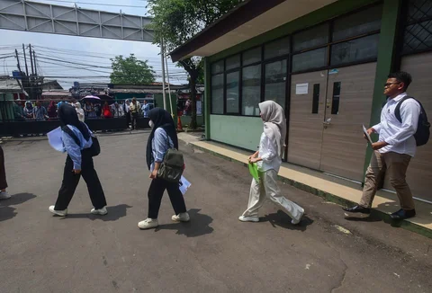Peserta Ujian Tulis Berbasis Komputer Seleksi Nasional Berdasarkan Tes (UTBK SNBT) berjalan memasuki ruang ujian computer di Kampus Universitas VeteranJakarta di Limo, Depok, Jawa Barat, Senin (21/04/2026).