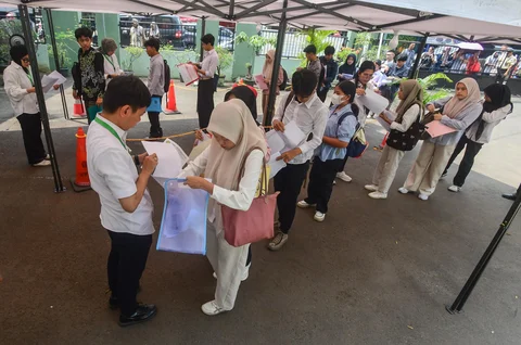 Peserta Ujian Tulis Berbasis Komputer Seleksi Nasional Berdasarkan Tes (UTBK SNBT) sebelum memasuki ruang ujian computer di Kampus Universitas VeteranJakarta di Limo, Depok, Jawa Barat, Senin (21/04/2026).