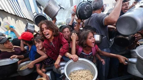 Sedikitnya, 650.000 anak menghadapi kelaparan akut dan 22.000 pasien yang membutuhkan perawatan terjebak di Gaza akibat kekurangan pasokan obat-obatan, bahan bakar, dan makanan. Tampak dalam