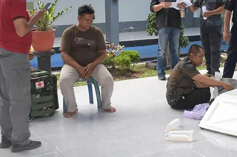 Tersangka dan barang bukti benih lobster ilegal di Lanal Cilacap, Jawa Tengah, Minggu  (19/04/2026).