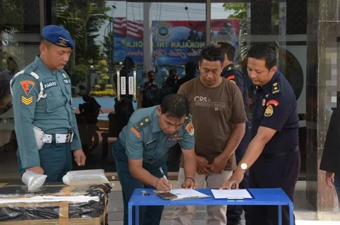Tersangka dan barang bukti benih lobster ilegal di Lanal Cilacap, Jawa Tengah, Minggu  (19/04/2026).