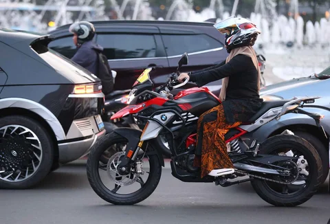 Pekerja wanita dengan mengenakan kebaya mengendarai motor di kawasan Bunderan HI, Jakarta, Selasa (21/04/2026).