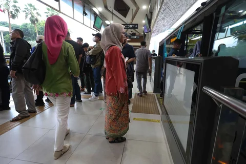Pekerja wanita dengan mengenakan kebaya berjalan pulang kantor di kawasan Bunderan HI, Jakarta, Selasa (21/04/2026).