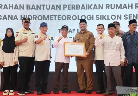 Mendagri Tito Karnavian menyerahkan dana stimulan perbaikan rumah rusak tahap II di Kantor Bupati Aceh Tamiang