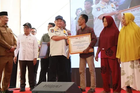 Mendagri Tito Karnavian menyerahkan dana stimulan perbaikan rumah rusak tahap II di Kantor Bupati Aceh Tamiang