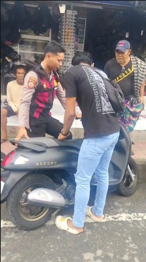 Pihak kepolisian saat menemukan sepeda motor korban, Rabu (22/