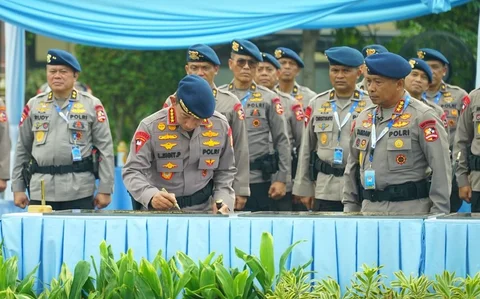 Kapolri Jenderal Polisi Listyo Sigit Prabowo memimpin apel pembukaan Rakernis Korps Brimob Polri 2026 di Mako Korbrimob Kelapadua Depok Jawa Barat Selasa (21/04/2026).