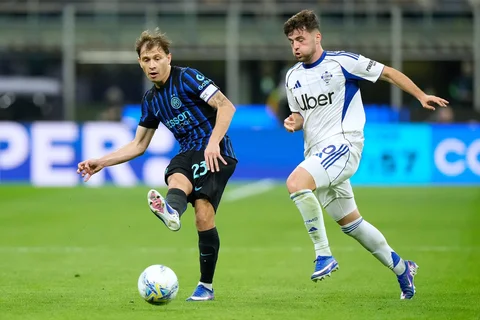 Pemain Inter Milan Nicolo Barella  berebut bola dengan pemain Como  Martin Baturina pada pertandingan Semifinal Copa Italia Leg-2, di Milan, Italia, Selasa (21/04/2026).
