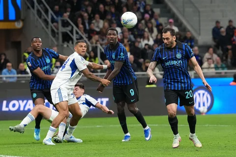 Pemain Inter Milan Hakan Calhanoglu mencetak gol kedua timnya pada  pertandingan Semifinal Copa Italia Leg-2, di Milan, Italia, Selasa (21/04/2026).