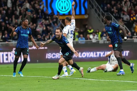 Pemain Inter Milan Hakan Calhanoglu mencetak gol kedua timnya pada  pertandingan Semifinal Copa Italia Leg-2, di Milan, Italia, Selasa (21/04/2026).