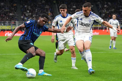 Pemain Inter Milan Ange-Yoan Bonny berebut bola dengan pemain Como  Martin Baturina pada  pertandingan Semifinal Copa Italia Leg-2, di Milan, Italia, Selasa (21/04/2026).