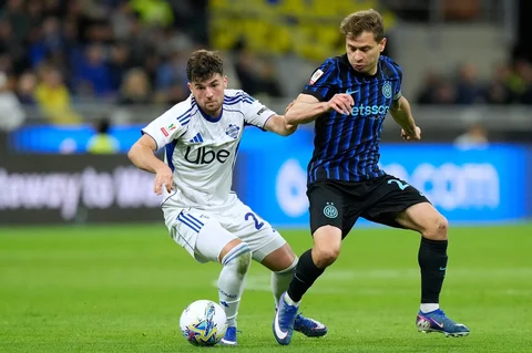 Pemian Inter Milan Nicolo Barella berebut bola dengan pemain Como Martin Baturina pada  pertandingan Semifinal Copa Italia Leg-2, di Milan, Italia, Selasa (21/04/2026).