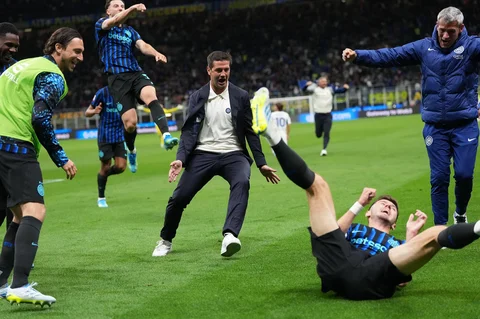 Pelatih kepala Inter Milan, Cristian Chivu, merayakanselebrasi  setelah Petar Sucic mencetak gol ketiga Inter Milan setelah pertandingan Semifinal Copa Italia Leg-2, di Milan, Italia, Selasa (21/04/2026).