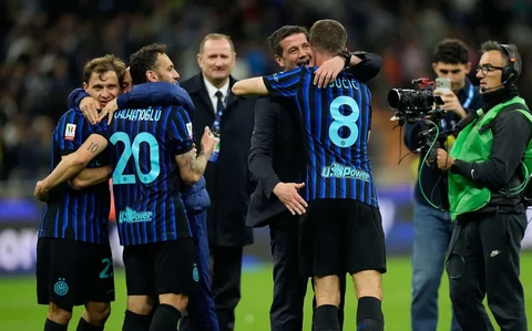 Pelatih kepala Inter Milan, Cristian Chivu memeluk Petar Sucic setelah pertandingan Semifinal Copa Italia Leg-2, di Milan, Italia, Selasa (21/04/2026).