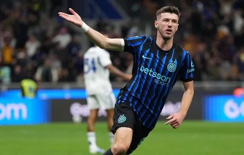 Pemain Inter Milan Petar Sucic dari Inter Milan melakukan selebrasi  setelah mencetak gol ketiga timnya pada  pertandingan Semifinal Copa Italia Leg-2, di Milan, Italia, Selasa (21/04/2026).