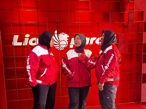 Kurir perempuan Lion Parcel.