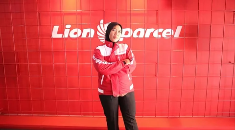 Kurir perempuan Lion Parcel.