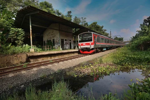 Satu rangkaian KRL Commuterline melintasi Stasiun Gunung Putri yang terbengkalai di Bogor, Jawa Barat, Rabu (22/04/2026).