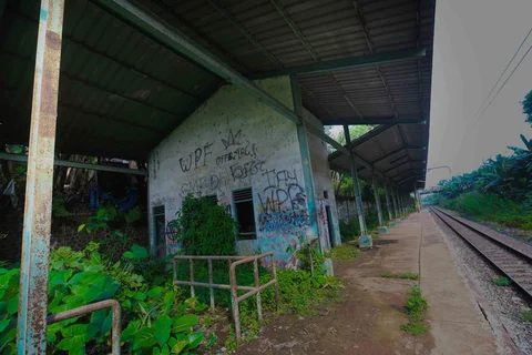 Stasiun Gunung Putri yang terbengkalai di Bogor, Jawa Barat, Rabu (22/04/2026).