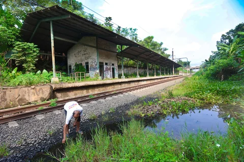 Stasiun Gunung Putri yang terbengkalai di Bogor, Jawa Barat, Rabu (22/04/2026).