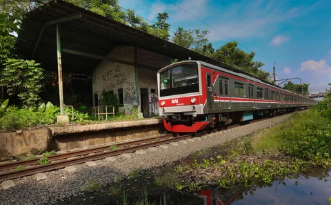 Satu rangkaian KRL Commuterline melintasi Stasiun Gunung Putri yang terbengkalai di Bogor, Jawa Barat, Rabu (22/04/2026).